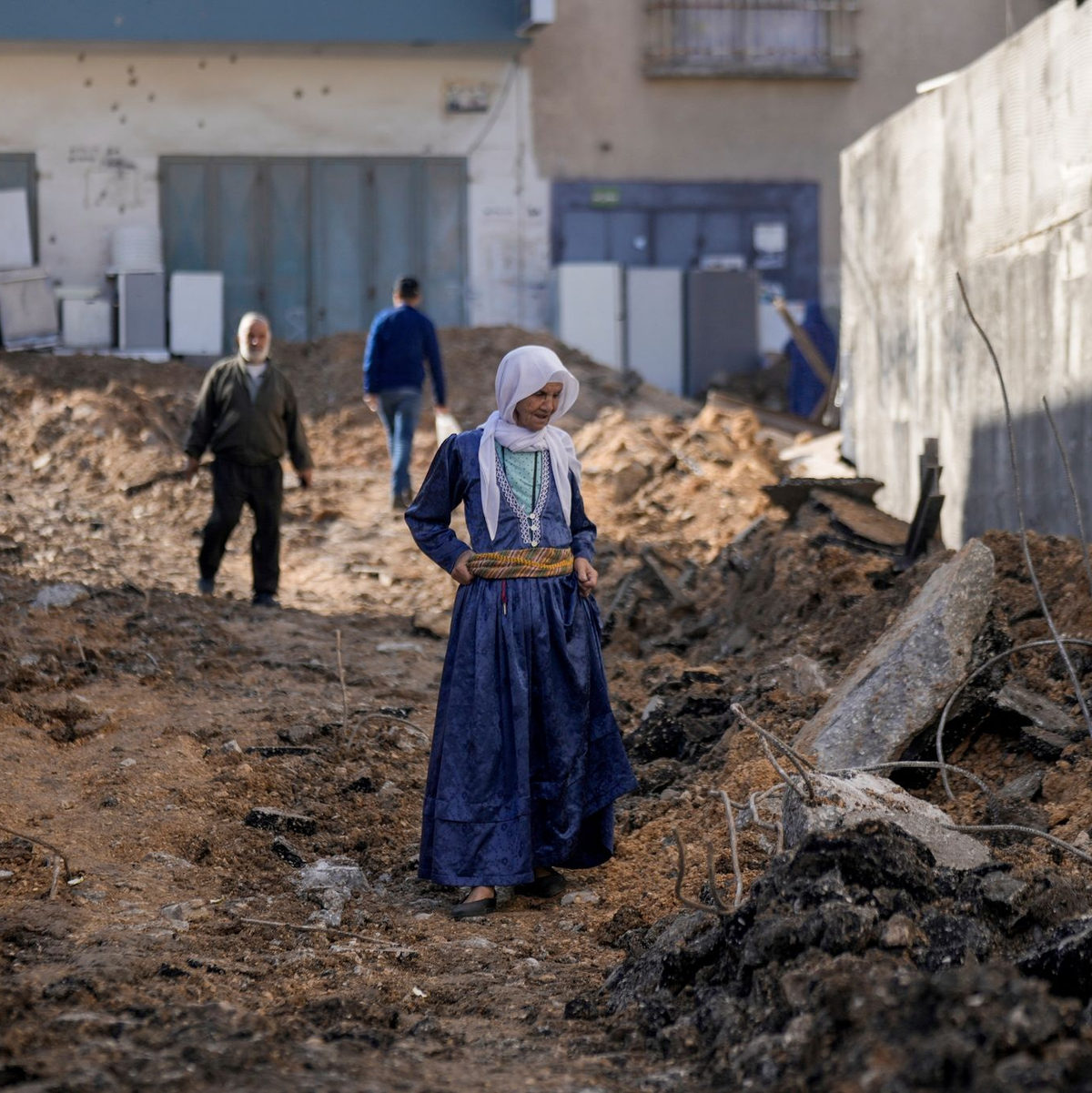 Ein israelischer Militärangriff beschädigte eine Straße in Dschenin im Westjordanland. - Foto: Majdi Mohammed/AP