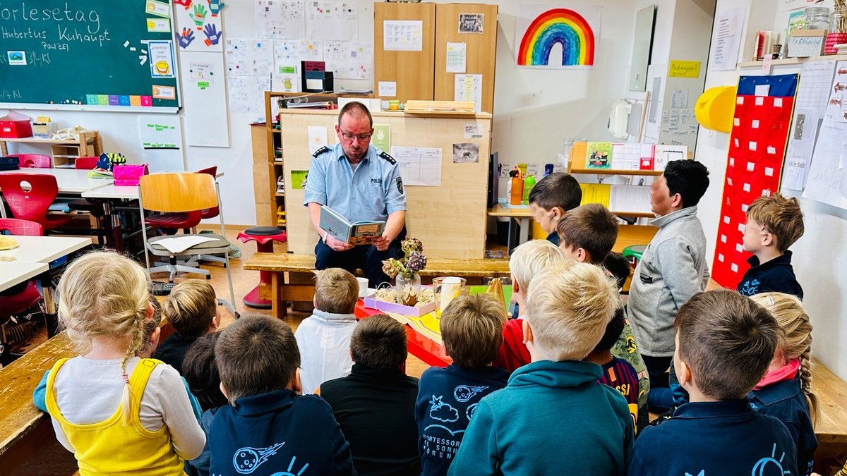 POL-PB: Bundesweiter Vorlesetag - Polizei Paderborn beteiligt sich an zwei Schulen im Kreisgebiet - Foto: presseportal.de