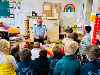 POL-PB: Bundesweiter Vorlesetag - Polizei Paderborn beteiligt sich an zwei Schulen im Kreisgebiet - Foto: presseportal.de
