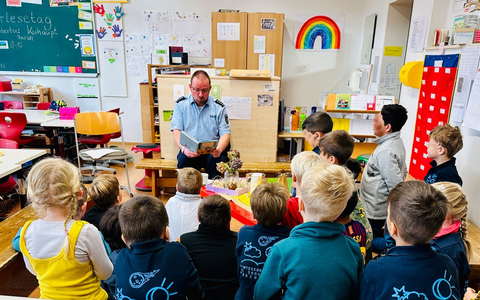 POL-PB: Bundesweiter Vorlesetag - Polizei Paderborn beteiligt sich an zwei Schulen im Kreisgebiet - Foto: presseportal.de POL-PB: Bundesweiter Vorlesetag - Polizei Paderborn beteiligt sich an zwei Schulen im Kreisgebiet - Foto: presseportal.de