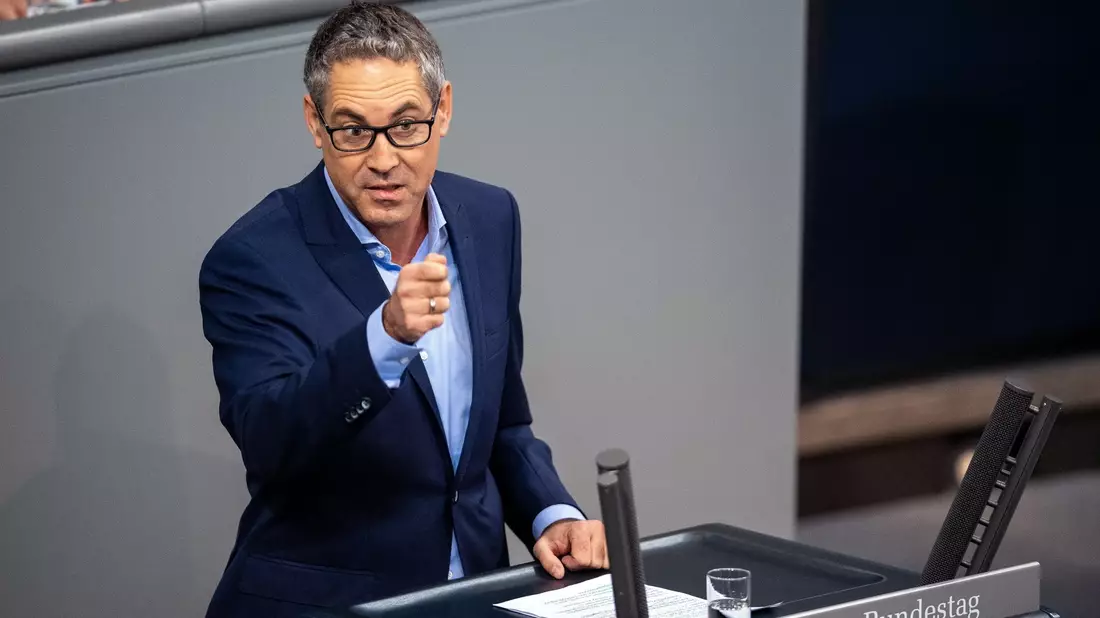 Michael Schrodi (SPD) spricht bei der Sitzung des Bundestags zu den Abgeordneten. Thema ist das Wachstumschancengesetz. - Bild: Melissa Erichsen/dpa