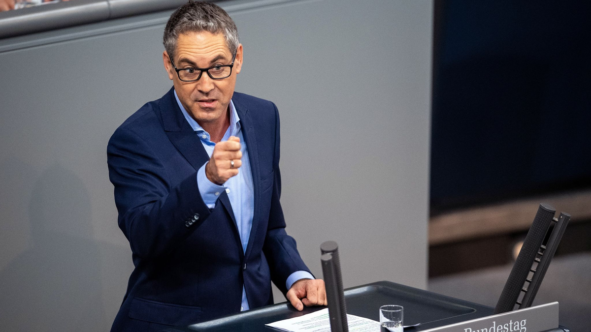 Michael Schrodi (SPD) spricht bei der Sitzung des Bundestags zu den Abgeordneten. Thema ist das Wachstumschancengesetz. - Foto: Melissa Erichsen/dpa