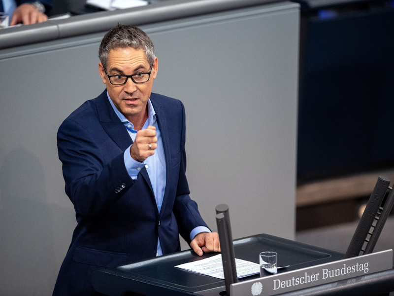 Michael Schrodi (SPD) spricht bei der Sitzung des Bundestags zu den Abgeordneten. Thema ist das Wachstumschancengesetz. - Foto: Melissa Erichsen/dpa