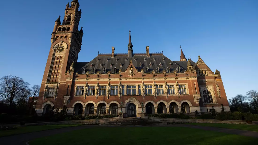 Außenansicht des Friedenspalastes in Den Haag, in dem der Internationale Gerichtshof der Vereinten Nationen seinen Sitz hat. - Bild: Peter Dejong/AP/dpa