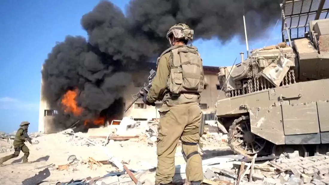 Das israelische Militär veröffentlichte erst kürzlich Videoaufnahmen, die ihren Vormarsch im Gazastreifen zeigen sollen. Doch es könnte auch für sie in naher Zukunft schwierig werden. - Bild: Israel Defense Forces/AP/dpa