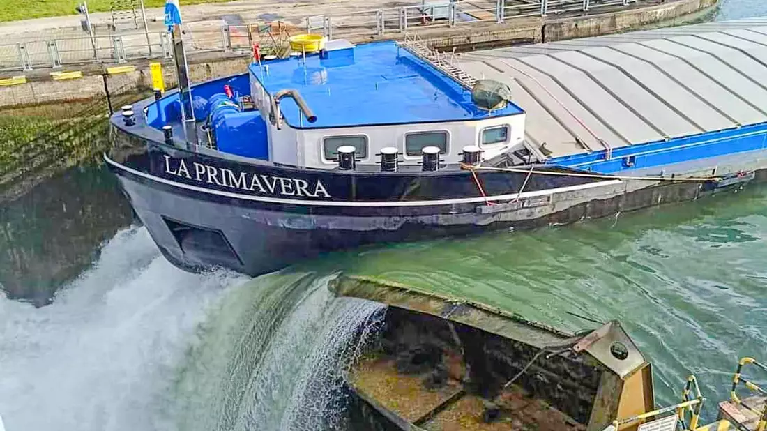 Das Gütermotorschiff La Primavera hat ein Schleusentor bei Iffezheim gerammt und beschädigt. - Bild: Henry Mungenast/EinsatzReport24/dpa