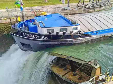 Das Gütermotorschiff La Primavera hat ein Schleusentor bei Iffezheim gerammt und beschädigt. - Foto: Henry Mungenast/EinsatzReport24/dpa
