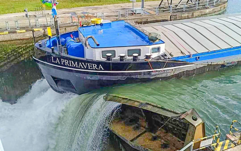 Das Gütermotorschiff La Primavera hat ein Schleusentor bei Iffezheim gerammt und beschädigt. - Foto: Henry Mungenast/EinsatzReport24/dpa