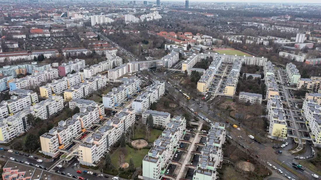 Blick auf die High-Deck-Siedlung an der Sonnenallee in Neukölln. - Bild: Paul Zinken/dpa