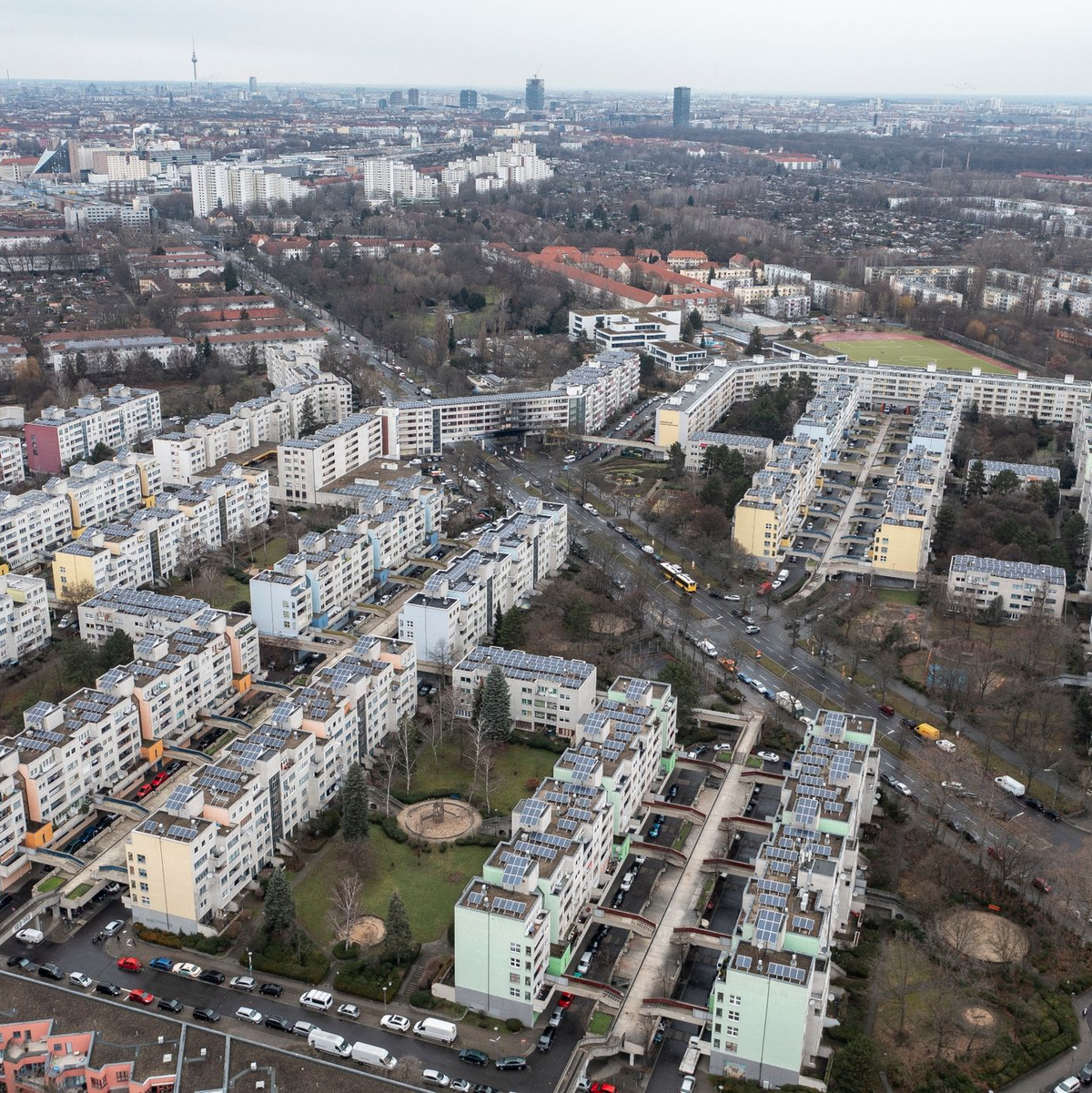 Blick auf die High-Deck-Siedlung an der Sonnenallee in Neukölln. - Foto: Paul Zinken/dpa