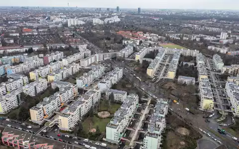 Blick auf die High-Deck-Siedlung an der Sonnenallee in Neukölln. - Foto: Paul Zinken/dpa