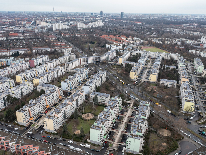 Blick auf die High-Deck-Siedlung an der Sonnenallee in Neukölln. - Foto: Paul Zinken/dpa