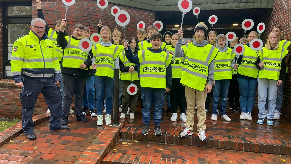 POL-WHV: Neue Schülerlotsen im Einsatz vor der Grundschule Bockhorn - Foto: presseportal.de