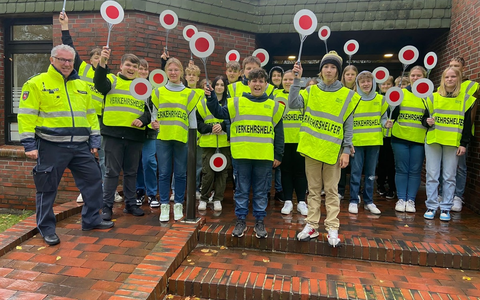 POL-WHV: Neue Schülerlotsen im Einsatz vor der Grundschule Bockhorn - Foto: presseportal.de