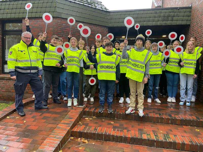 POL-WHV: Neue Schülerlotsen im Einsatz vor der Grundschule Bockhorn - Foto: presseportal.de