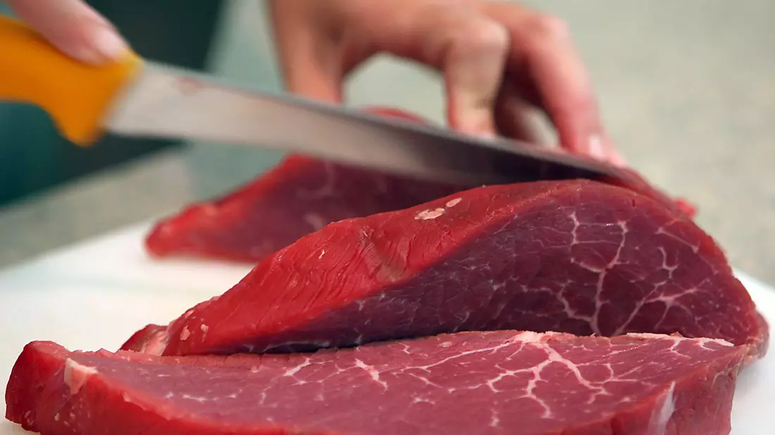 Rindfleisch wird geschnitten: Italien verbietet die Herstellung und den Verkauf von Laborfleisch. - Bild: Oliver Berg/dpa