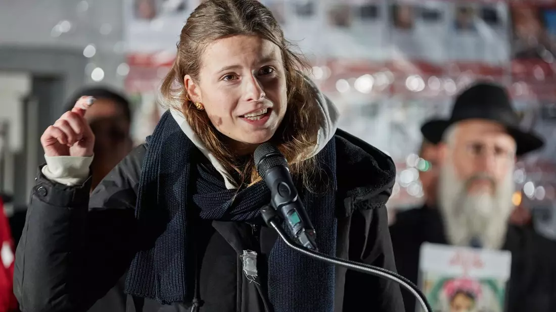 Klimaschutzaktivistin Luisa Neubauer spricht während der Gedenkveranstaltung zum 85. Jahrestag der Pogromnacht in Hamburg. - Bild: Georg Wendt/dpa