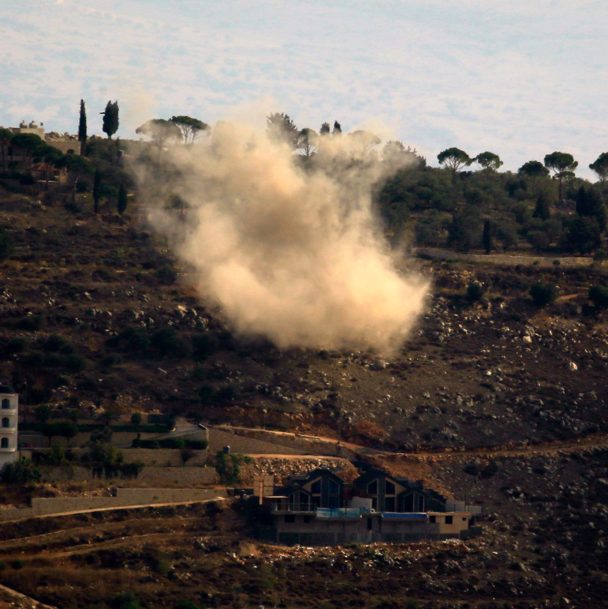 Rauch steigt auf nach israelischem Artilleriebeschuss in der Nähe von Kafr Shuba, Libanon. - Foto: Ali Hashisho/XinHua/dpa