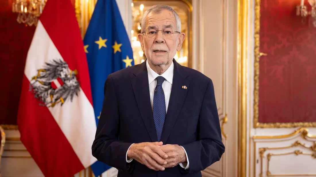 Alexander Van der Bellen spricht zum Nationalfeiertag in der Präsidentschaftskanzlei in Wien. In Moldau kam es zu einem tierischen Zwischenfall. - Bild: Peter Lechner/BUNDESHEER/APA/dpa