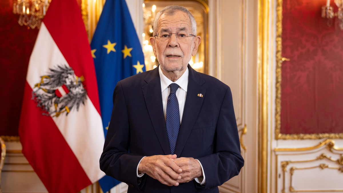 Alexander Van der Bellen spricht zum Nationalfeiertag in der Präsidentschaftskanzlei in Wien. In Moldau kam es zu einem tierischen Zwischenfall. - Foto: Peter Lechner/BUNDESHEER/APA/dpa