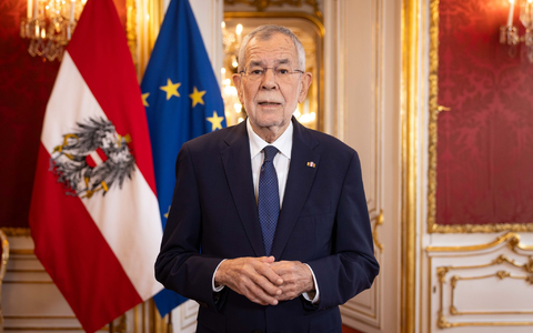Alexander Van der Bellen spricht zum Nationalfeiertag in der Präsidentschaftskanzlei in Wien. In Moldau kam es zu einem tierischen Zwischenfall. - Foto: Peter Lechner/BUNDESHEER/APA/dpa