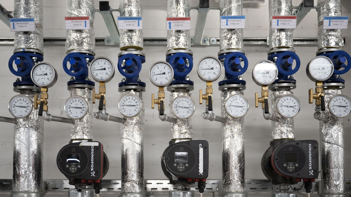 Heizungsrohre im Keller des Friedrichstadt-Palastes in Berlin. Kommunen müssen künftig Wärmepläne erstellen. (Symbolbild) - Foto: Sebastian Gollnow/dpa