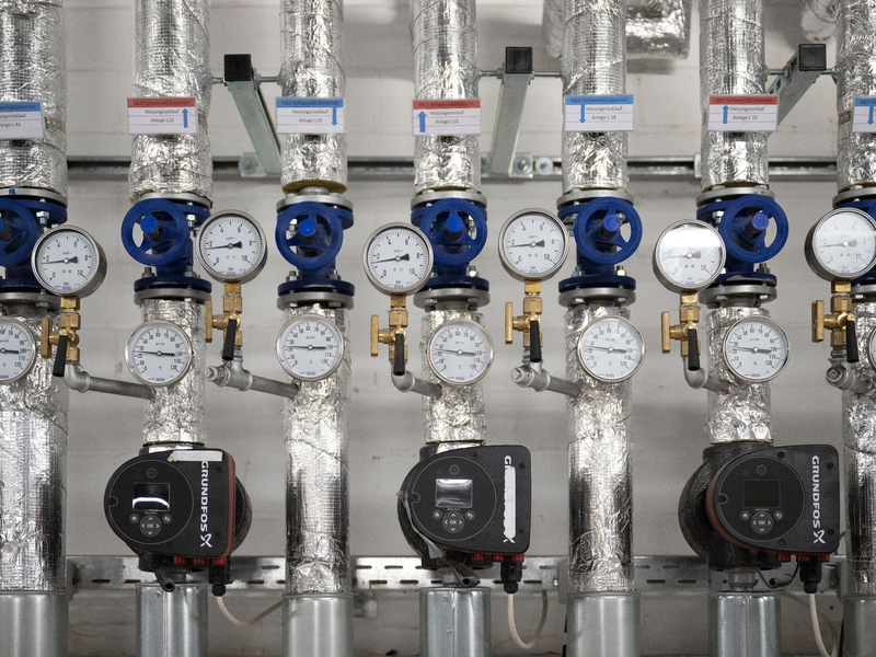 Heizungsrohre im Keller des Friedrichstadt-Palastes in Berlin. Kommunen müssen künftig Wärmepläne erstellen. (Symbolbild) - Foto: Sebastian Gollnow/dpa