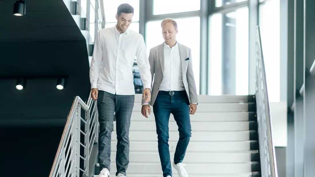 Sascha Röwekamp und Constantin Michel: Auslandsrecruiting in der Automobilbranche durch KI - Bild: presseportal.de