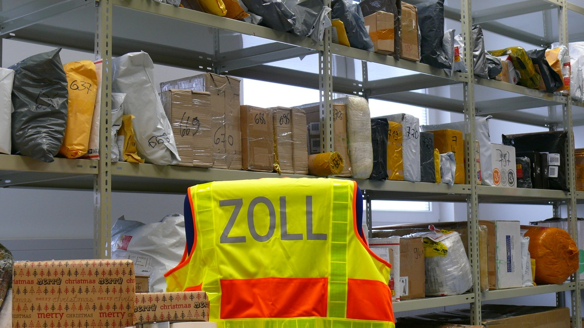 HZA-HN: Besonders zur Weihnachtszeit: Wie das Paket schnell und sicher durch den Zoll kommt - Neue IT-Anwendung erleichtert die Zollabfertigung von Paketsendungen - Foto: presseportal.de