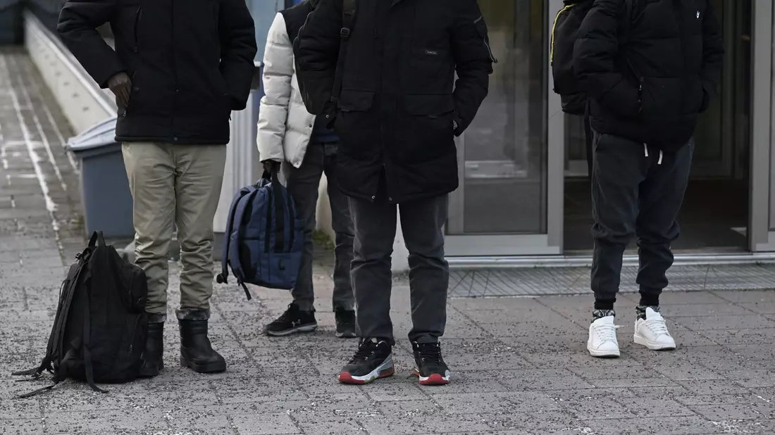 Migranten kommen nach ihrer Ausreise aus Russland an der Nuijamaa-Grenzstation zwischen Russland und Finnland an. - Bild: Vesa Moilanen/Lehtikuva via AP/dpa