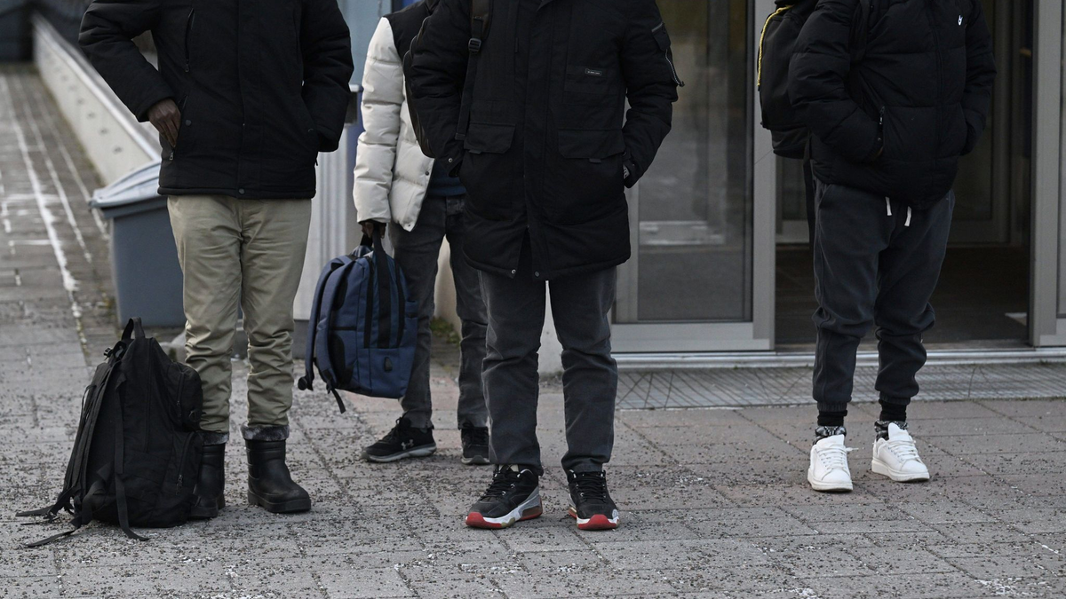 Migranten kommen nach ihrer Ausreise aus Russland an der Nuijamaa-Grenzstation zwischen Russland und Finnland an. - Foto: Vesa Moilanen/Lehtikuva via AP/dpa