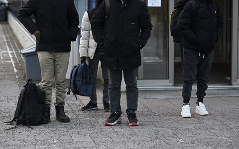 Migranten kommen nach ihrer Ausreise aus Russland an der Nuijamaa-Grenzstation zwischen Russland und Finnland an. - Foto: Vesa Moilanen/Lehtikuva via AP/dpa