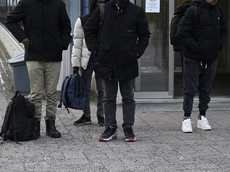 Migranten kommen nach ihrer Ausreise aus Russland an der Nuijamaa-Grenzstation zwischen Russland und Finnland an. - Foto: Vesa Moilanen/Lehtikuva via AP/dpa