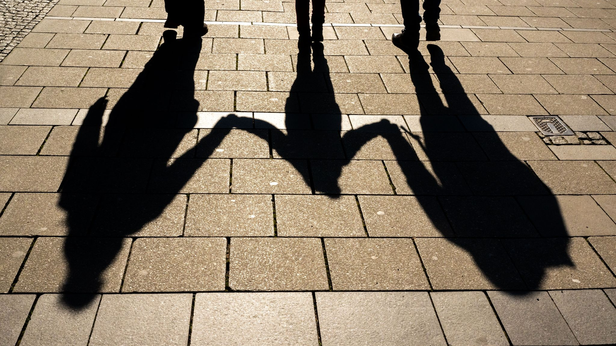 Heute gilt: Paare können bis zu einem zu versteuernden Jahreseinkommen von 300.000 Euro Elterngeld bekommen. - Foto: Peter Kneffel/dpa