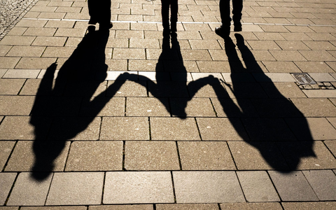 Heute gilt: Paare können bis zu einem zu versteuernden Jahreseinkommen von 300.000 Euro Elterngeld bekommen. - Foto: Peter Kneffel/dpa