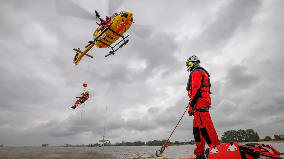 Christoph Hansa bleibt bis Mitte 2025 gelb: Mit Rettungswinde bis zu zwölf Minuten schneller - Bild: presseportal.de