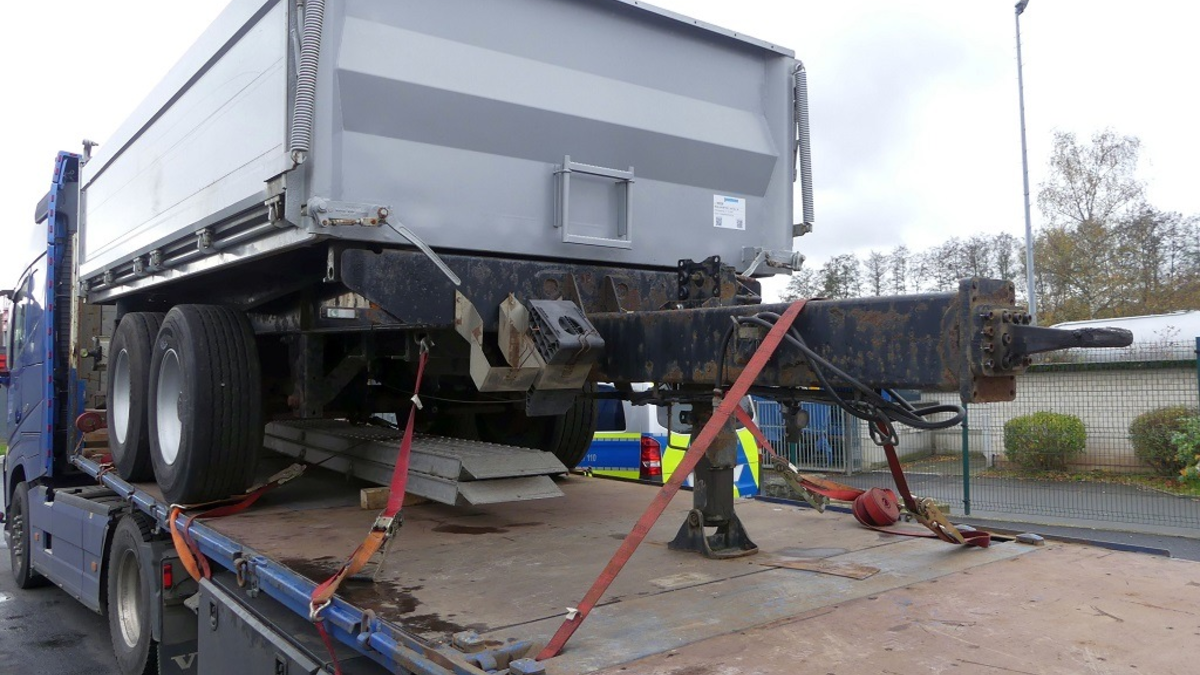 POL-OH: Tonnenschwere Ladung ohne wirksame Sicherung beinahe auf die Autobahn gefallen - Kraftfahrer dankbar für Polizeikontrolle - Foto: presseportal.de