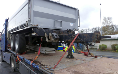 POL-OH: Tonnenschwere Ladung ohne wirksame Sicherung beinahe auf die Autobahn gefallen - Kraftfahrer dankbar für Polizeikontrolle - Foto: presseportal.de POL-OH: Tonnenschwere Ladung ohne wirksame Sicherung beinahe auf die Autobahn gefallen - Kraftfahrer dankbar für Polizeikontrolle - Foto: presseportal.de