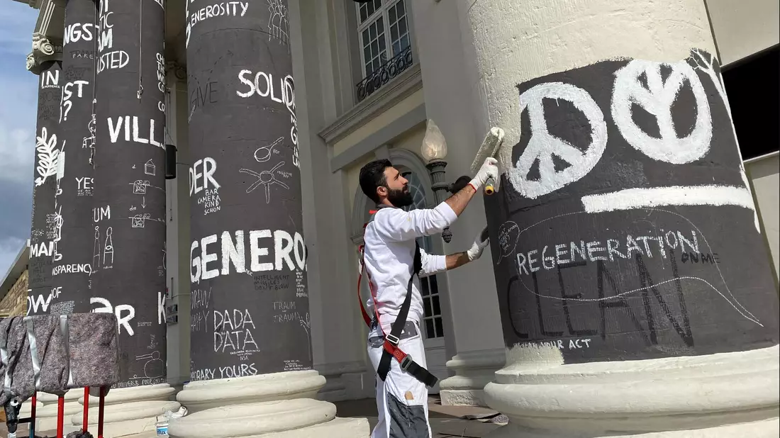 Am Tag nach dem Ende der documenta fifteen werden die Säulen des Fridericianums in Kassel übermalt. - Bild: Uwe Zucchi/dpa