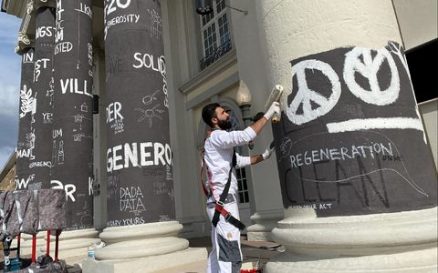 Am Tag nach dem Ende der documenta fifteen werden die Säulen des Fridericianums in Kassel übermalt. - Foto: Uwe Zucchi/dpa