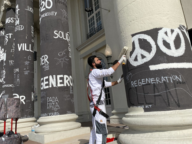 Am Tag nach dem Ende der documenta fifteen werden die Säulen des Fridericianums in Kassel übermalt. - Foto: Uwe Zucchi/dpa