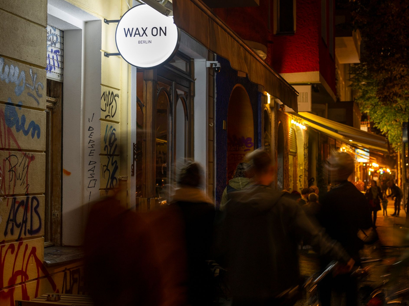 Passanten am Abend in Neukölln. - Foto: Monika Skolimowska/dpa