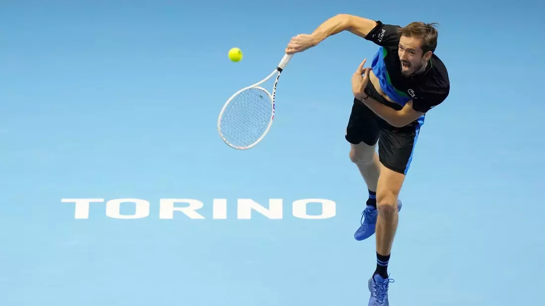 Daniil Medwedew musste sich gegen Wimbledon-Sieger Carlos Alcaraz geschlagen geben. - Bild: Antonio Calanni/AP/dpa