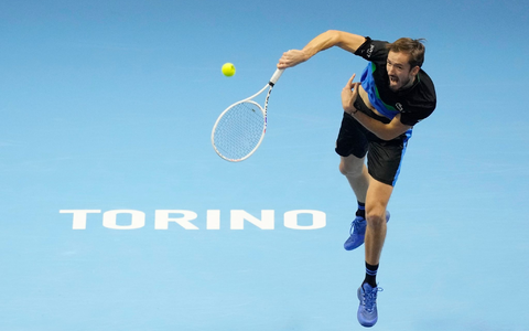 Daniil Medwedew musste sich gegen Wimbledon-Sieger Carlos Alcaraz geschlagen geben. - Foto: Antonio Calanni/AP/dpa Daniil Medwedew musste sich gegen Wimbledon-Sieger Carlos Alcaraz geschlagen geben. - Foto: Antonio Calanni/AP/dpa