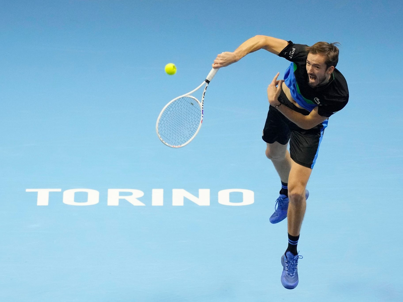 Daniil Medwedew musste sich gegen Wimbledon-Sieger Carlos Alcaraz geschlagen geben. - Foto: Antonio Calanni/AP/dpa