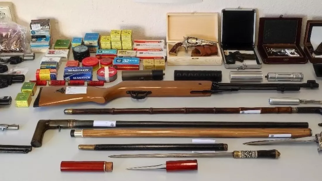 ZOLL-H: Umfangreiche Waffen- und Munitionssammlung bei 59-Jährigem in Salzgitter Bad sichergestellt - Bild: presseportal.de
