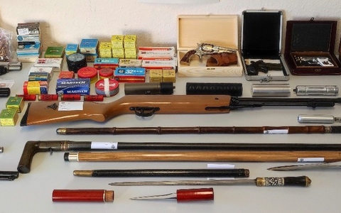 ZOLL-H: Umfangreiche Waffen- und Munitionssammlung bei 59-Jährigem in Salzgitter Bad sichergestellt - Foto: presseportal.de