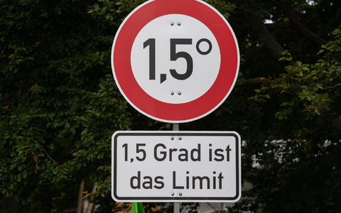 Mit diesen Schildern machen Klima-Aktivisten auf das Ziel des Pariser Klimaabkommens aufmerksam. - Foto: Paul Zinken/dpa