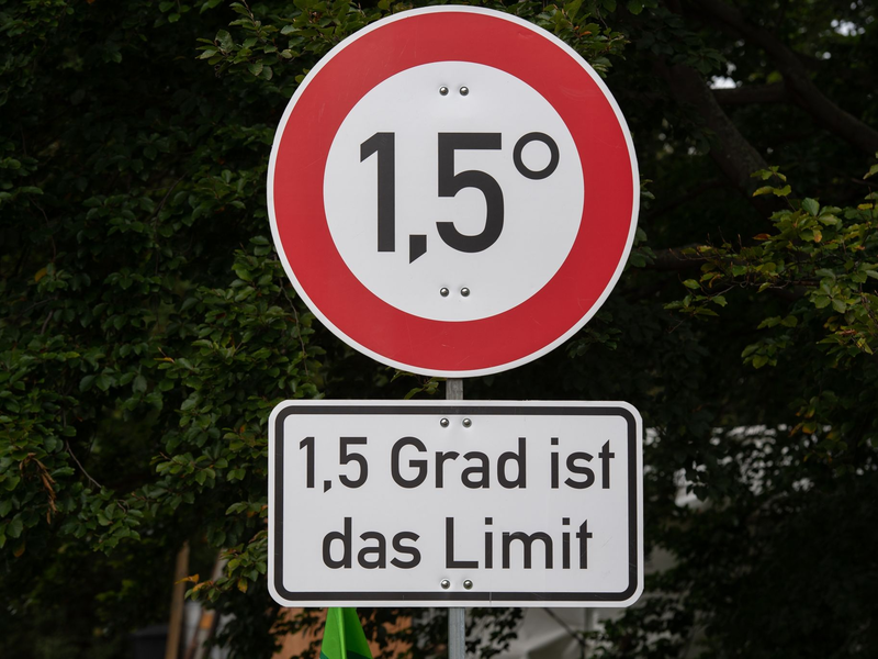 Mit diesen Schildern machen Klima-Aktivisten auf das Ziel des Pariser Klimaabkommens aufmerksam. - Foto: Paul Zinken/dpa