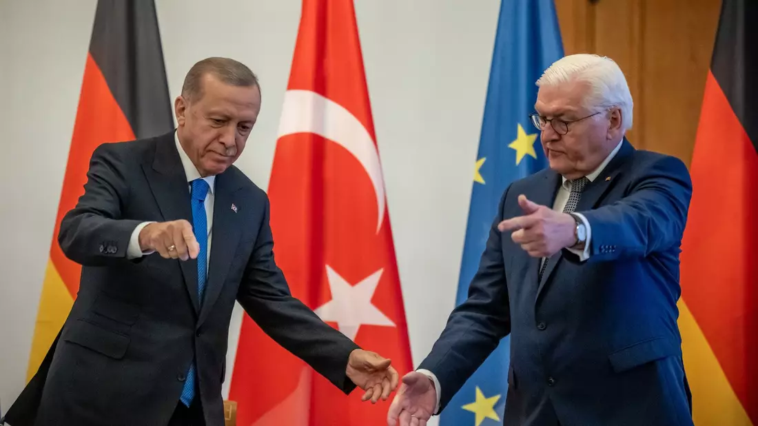 Recep Tayyip Erdogan (l.) neben Bundespräsident Frank-Walter Steinmeier nach dem Eintrag in das Gästebuch vom Schloss Bellevue. - Bild: Michael Kappeler/dpa